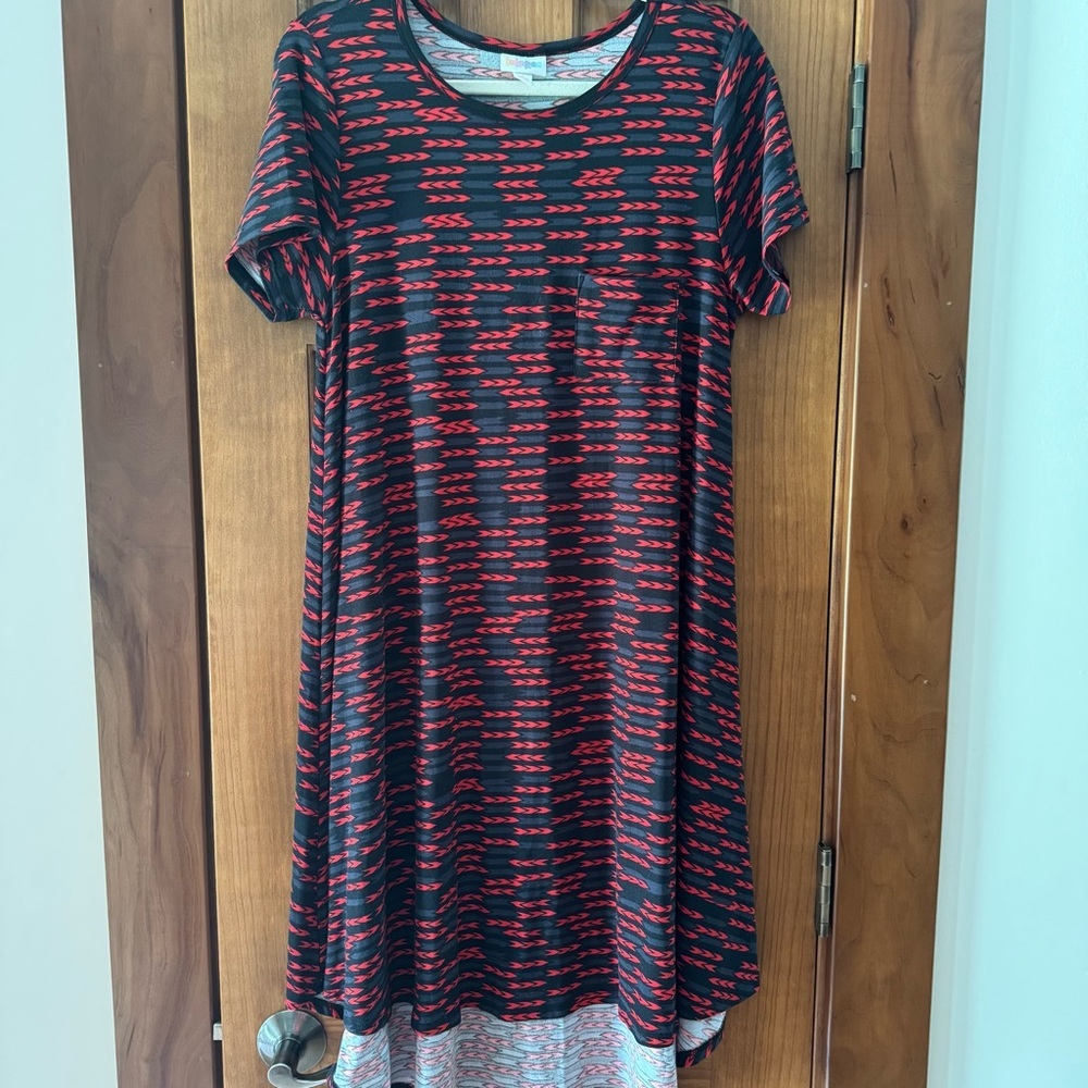 LuLaRoe Carly Hi-Lo Swing Dress Women’s Small Black Red Arrow Print Front Pocket